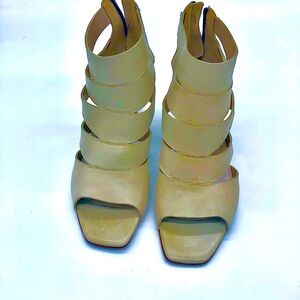 Aquatalia shoes cream color size 9